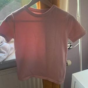 Tröja - Jätte fin rosa tröja med glitter. Säljer pågrund av att den inte kommer till användning. Den e väldigt stretchig drf skulle jag säga att det är Xs/S