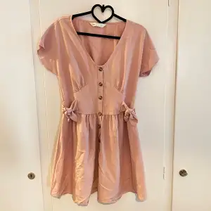 En fin rosa klänning från zara i mycket fint skick 