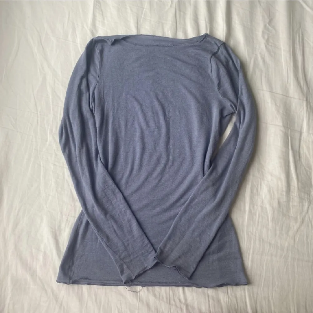 Säljer denna blåa intimissimi tröja, köpt i butik och avänd fåtal gånger säljer för 300 plus frakt🫶🏼Inga håll eller defekter. Toppar.