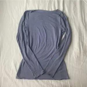 Säljer denna blåa intimissimi tröja, köpt i butik och avänd fåtal gånger säljer för 300 plus frakt🫶🏼Inga håll eller defekter