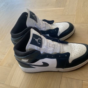 Jordan 1 - Köpte dom hos Nike i london men fick fel färg på sulorna så säljer dom billigt 