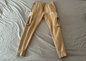 Hoodrich byxor - Ett par sjukt mysiga byxor. Otroligt praktisk för den har jätte många fickor. Använts 1-2 gånger. Inga defekter. Köptes för 650kr men mitt pris är 500🫶🏼men priset går givetvis att diskutera. Skriv om ni har frågor💛