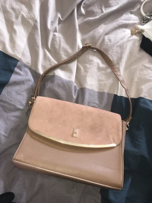 Fin läder väska  - Väskan är I väldigt bra skick  Använd några gånger sedan tappa jag intresset därför säljer jag den 