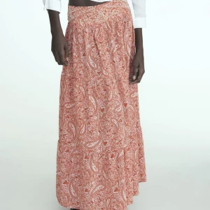 långkjol  - oanvänd och slutsåld långkjol från zara, säljer vid snabb affär annars returnerar jag den 💘💘 (kommer inte sälja för under 499kr)