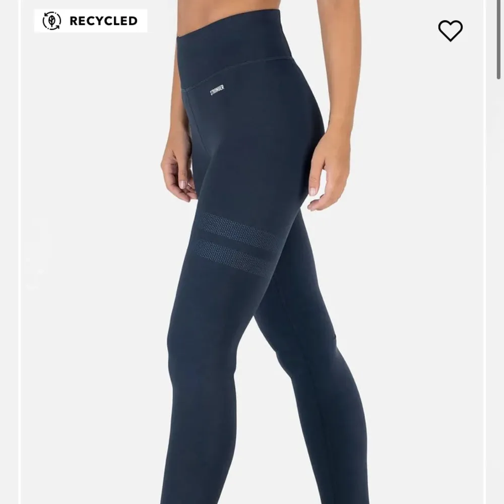 Rensar träningskläder! 🦋Gymshark Adapt seamless tights: ljusblå strl xs, finaste passformen någonsin!! Åt det tightare hållet. 150kr. Nypris 599kr.  💙Stronger Signature Tights: mörkblåa ficka på baksidan i ”midjeresåret”. Strl: S. 150kr. Nypris 699kr.   . Jeans & Byxor.