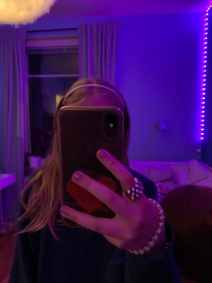 Diadem  - Ett diadem med vita pärlor säljer pga att det inte kommer till användning💞 buda från 20kr 