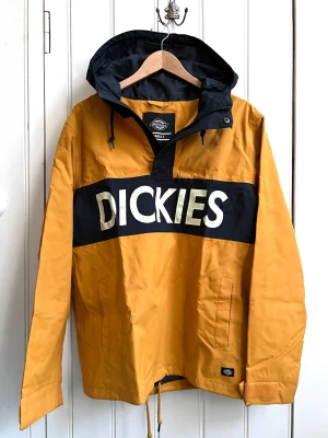 Dickies anorak - Anorak från Dickies. Rymlig i storleken. Vindtät. Använd två gånger. Som ny. Bra skidjacka🤗