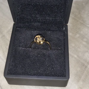 24 k knutring (storlek kan ändras på min bekostnad) - Önskar jag hade kamera som framhäver denna ljuvlighet i hela 24karat. Inköpt i Italien och kvittot och äkthetsintyg på karathalten. Behöver inför flytt att samla pengar så halva priset för denna oanvända ring som är unik i Sverige med sin 100% renhet.