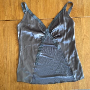 Topp - Egentligen ett nattlinne men fungerar bra som topp! Grålila skulle jag säga.