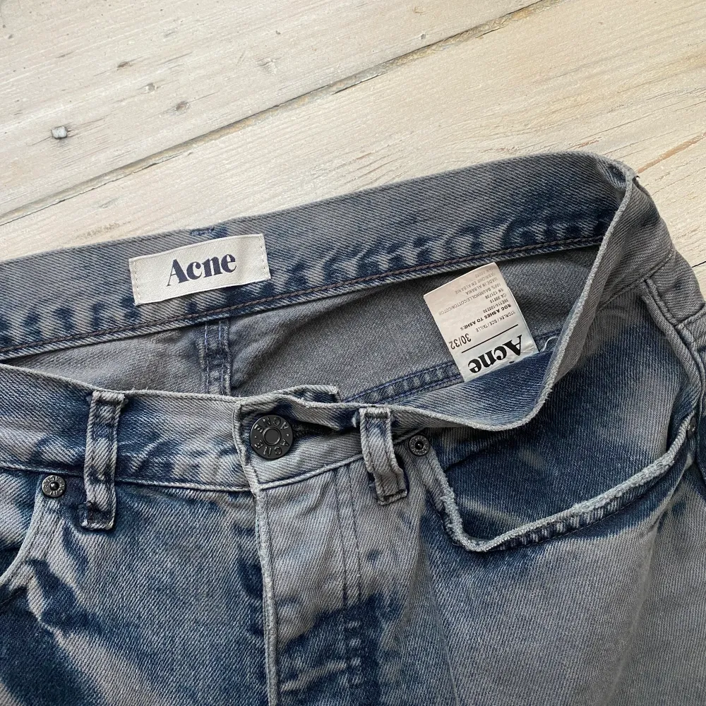 Sjukt snygga raka jeans från Acne gråblå! . Jeans & Byxor.