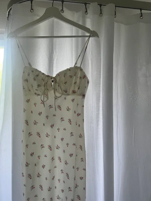 Blommig klänning - Somrig klänning från Ginatricot storlek xs