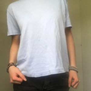 Ljusblå T-Shirt/Blus - Ljusblå T-shirt/blus från Cappuccini i storlek M, men skulle säga att det är en S 💕