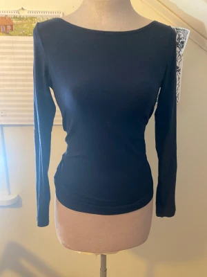 intimissimi tröja - INTRESSEKOLL⚠️ jättefin intimissimi tröja i storleken s, den är mörkblå och i en tjockare varians den har ett litet hål vid ena armen men det är enkelfixat med lite mål och tråd❤️