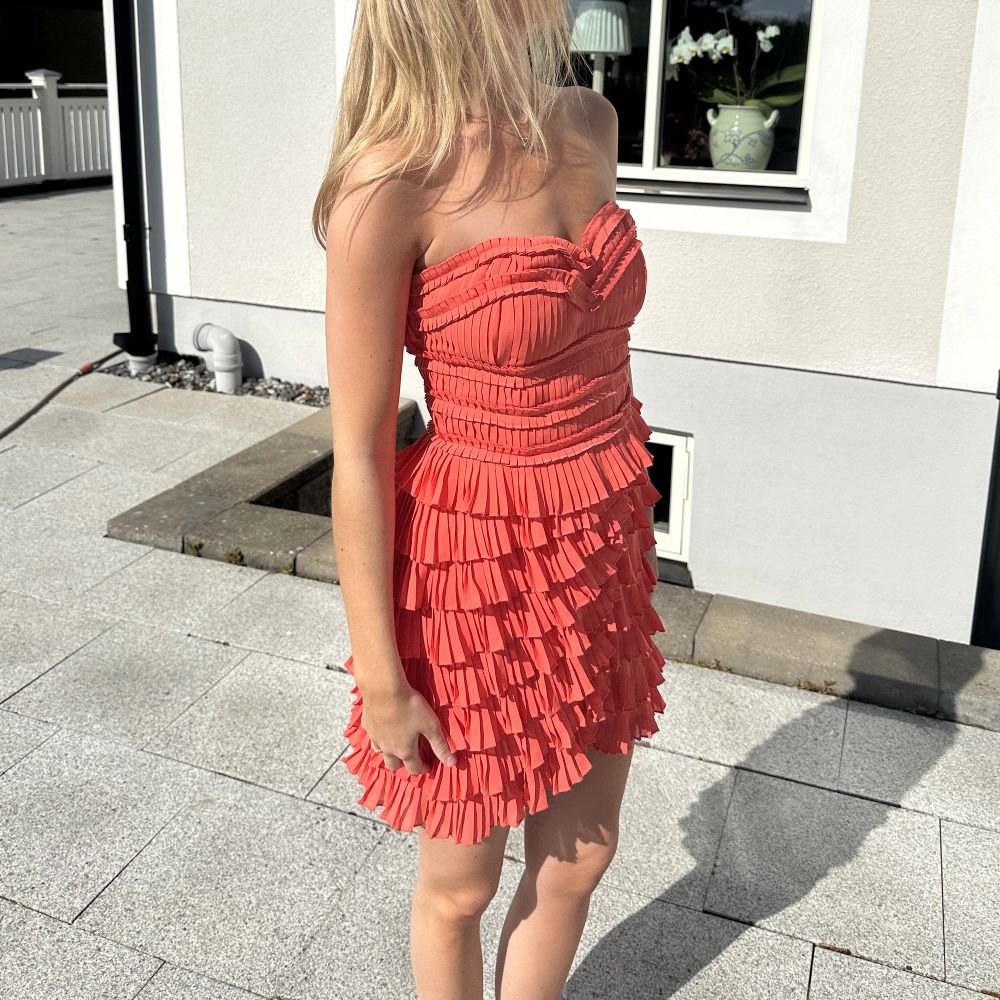 Volang klänning populär från HM i storlek 36❤️‍🔥. Klänningar.