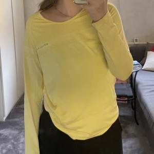 Tränings topp - Säljer denna fina tränings toppen, väldigt bra skick