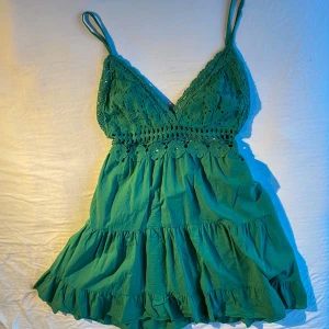 Klänning - Köpt i Kroatien och aldrig använt. Kan justera stropparna. Det är knytning bak💚 Klänningen går lite över knäna för mig som är 167 cm. Har inga bilder av den på då den är för liten för mig, men kan skicka fler bilder av själva klänningen om det önskas❤️