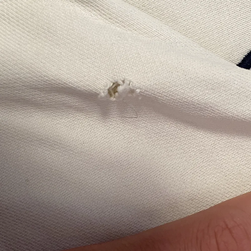 Gant tröja som jag säljer pga att den är för liten. Den har ett litet hål över armbågen men annars är den i gott skick. Hoodies.