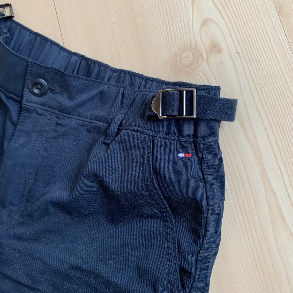 Mörkblå Tommy Hilfiger shorts, använda 2 gånger och därmed i mycket fint skick, storlek en passar 12-13 år . Shorts.
