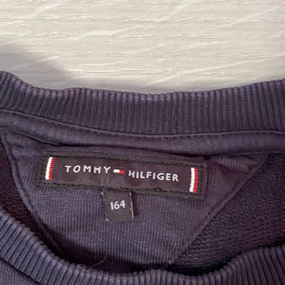 En tommy hilfiger tröja som är i gott skick. Säljer pga att den är för liten. Hoodies.