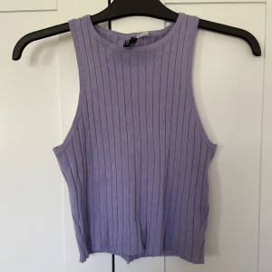 Ljuslila sommarlinne  - Ett superfint ljuslila linne. Passar perfekt nu till sommaren! Storlek S men kanska stretchigt i materialet. 