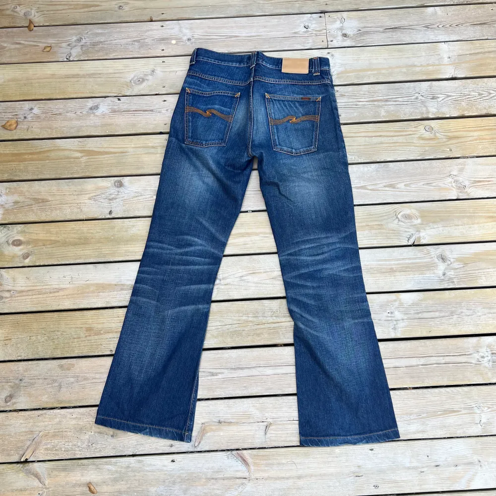 Lågmidjade bootcut jeans i mörkblå tvätt från Nudie Jeans CO, Nypris: 1600kr  kommer i fint skick, långa i benen. Jeans & Byxor.
