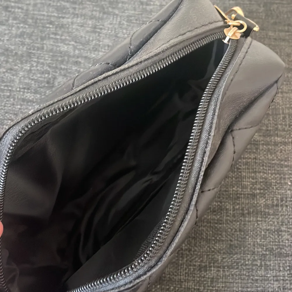 Jätte fin svart väska, vet inte vart den är ifrån men den är använd 1 gång. Går att skicka eller mötas upp, finns i Stockholm<3. Väskor.