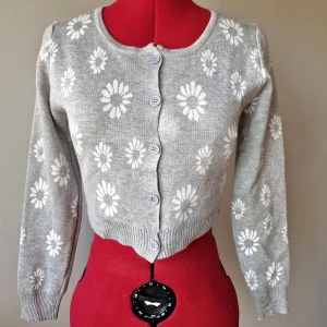 Cardigan från Shein - Så somrig och fin cardigan från Shein! Fint skick🤍 Kika gärna in mina andra plagg jag säljer, 3 FÖR TVÅ PÅ ALLT och fri frakt vid köp av minst 250 kr, kontakta mig då!🦋