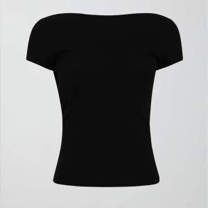 Säljer denna supersöta t shirten med låg rygg från Gina tricot. Storlek S. Aldrig använd och prislapp kvar! 🥰 frakt ingår i priset!
