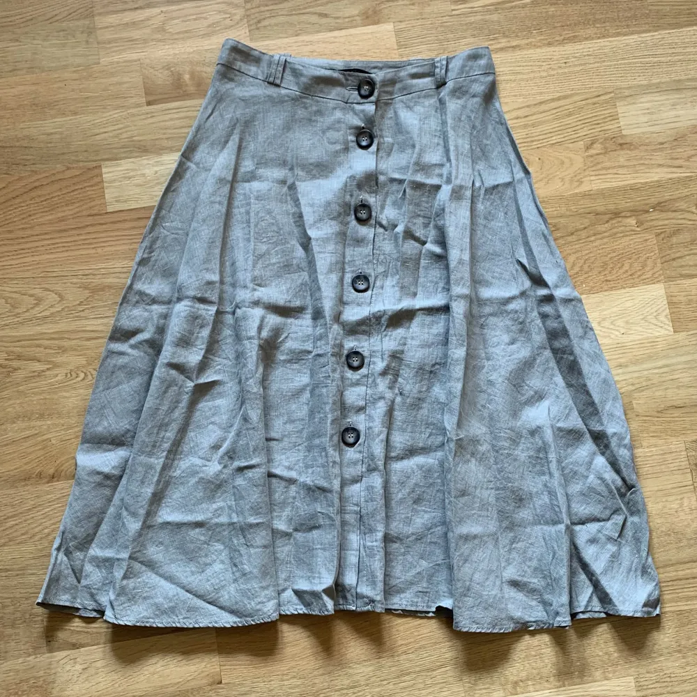 Söt kjol från Chiquelle i färgen khaki. Helt oanvänd med lappar kvar. . Kjolar.