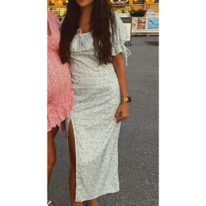 Blommig klänning  - Klänning 34