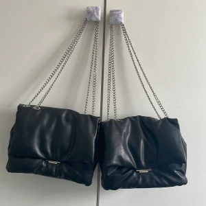 väska  - 2 stycken exakt lika dana jätte fina väskor, bra skick och 150 för båda två 