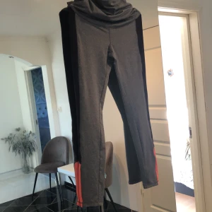 Träningstajts - Snygga träningsbyxor i mjukt och elastiskt material. Stöd för gravida runt magen. 