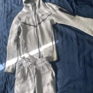 Hej Jag säljer min gråa Nike tech fleece dress. Skick 8/10 bra skick inga hål eller fläckar. Nypris 2000kr.