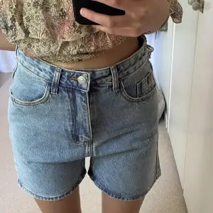 Jättefina jeans shorts som är perfekta till sommaren ❤️‍🔥 storlek S, skriv privat vid fler frågor ❤️‍🔥