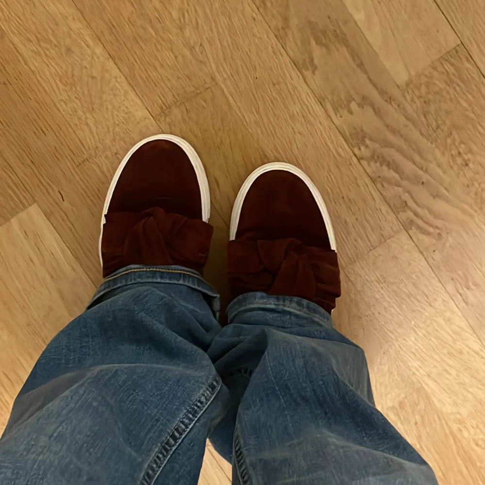 Ett par vinröda fina skor❤️materialet på skorna är mocka. Skor.