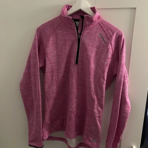 Träningströja - Säljer denhär rosa träningströjan för jag inte använder den. 