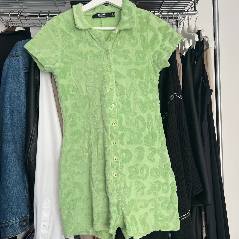 Säljer min populära Jaded London jumpsuit/playsuit i grön frotté! Stl 36! Endast använd ett få antal ggr och är som ny. Köpt för 550kr. Kan mötas upp i stockholm annars står köparen för frakt:). Övrigt.