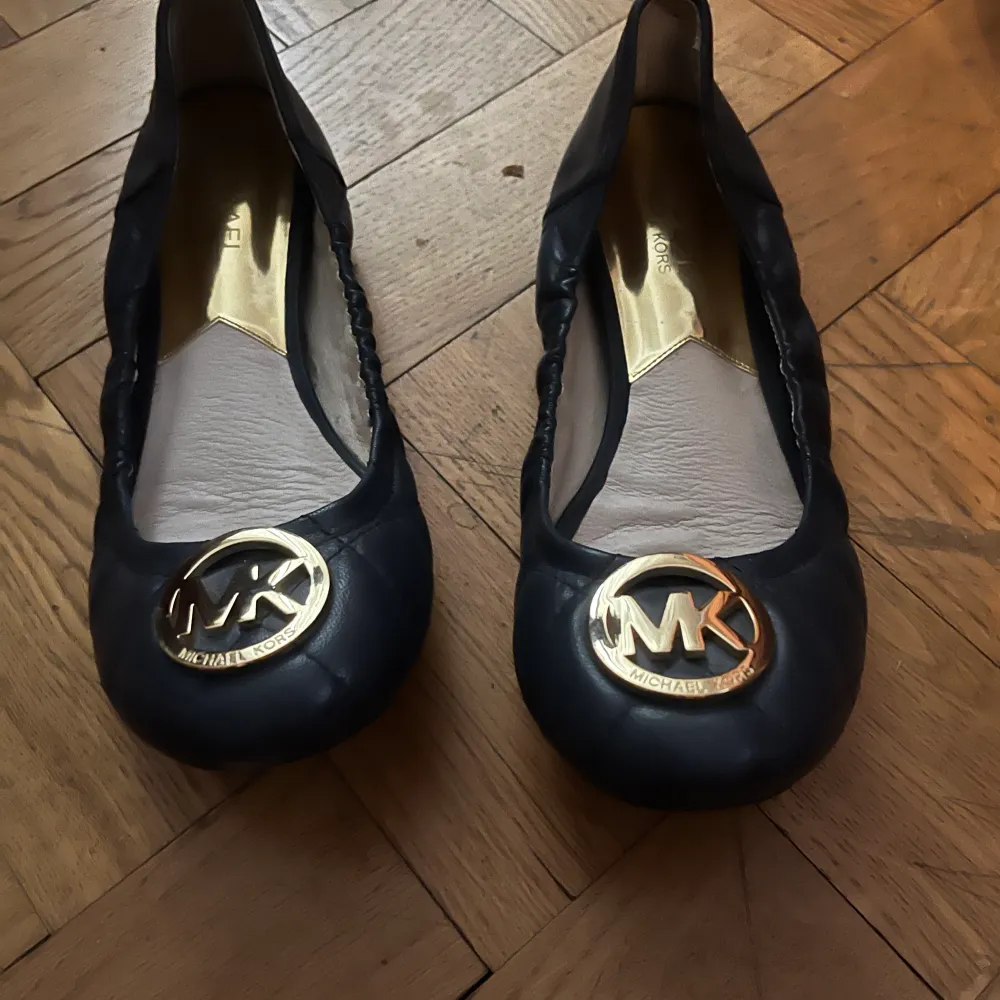Nästan nya ballerina skor från MK (Michael Kors). Använt Max 3 gånger men insett att de är för små. Inget slitage på sulor eller utsidan av skorna och innersulan är hel och ren. Rengjorda och sprayade med skodeo. Storlek: 38 Färg: Marinblå Nypris: 899 kr . Skor.