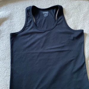 Svart träningslinne - Träningslinne som aldrig är använt, därför i nyskick