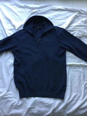 Snygg 1/4 Zip marinblå - Stilig zip tröja från Massimo Dutti