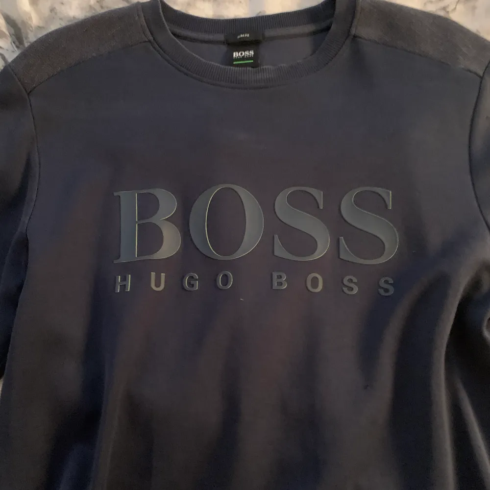 Hugo boss tröja med neongröna nyanser, bra skick ej kvitto på den tyvärr då den är köpt ett tag tillbaka. Tröjor & Koftor.