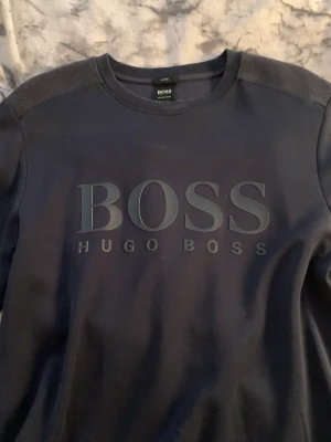Hugo boss tröja - Hugo boss tröja med neongröna nyanser, bra skick ej kvitto på den tyvärr då den är köpt ett tag tillbaka