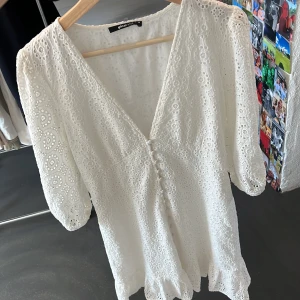 Klänning Gina tricot helt ny - Prislappen är kvar! Använde en annan klänning till studenten, därav är denna orörd. Säljer för samma pris som nypris. Storlek 36. Så fin till student/skolavslutning! 