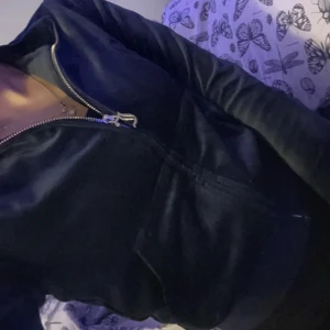 Juicy  - Säljer juicy kofta som ej kommer till andvändning då jag tycker din ej passa mig. Nypris 1099 kr, mitt pris 400 kr inkl frakt, kan gå ner lite i pris vid snabb affär!