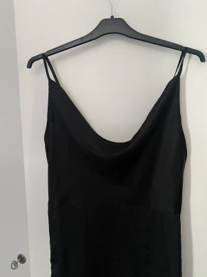 Svart satinklänning - Säljer min svarta satinklänning från missguided. Storlek S