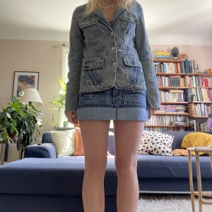 Jeansjacka - Cool jeansjacka i storlek 38, så najs passform o detaljer 🫧 använd gärna köp nu🪩