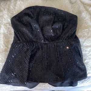 festtopp! - såå snygg festtopp med paljetter som tyvärr är lite förliten på mig så sitter ej så bekvämt:( köpare står för frakt!