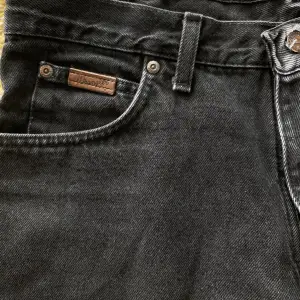 Snygga svarta jeans från Wrangler. Sparsamt använda, nästan som nya!