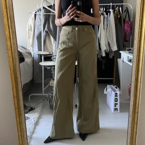 Byxor från Hope   - Byxor från Hope. Sparsamt använda. Storlek 38 (liten 38:a). Längd 33/34 skulle jag gissa.  Jag är 1.74 och de är perfekta på mig om jag har klack eller en sneaker/sko med lite tjockare sula. 