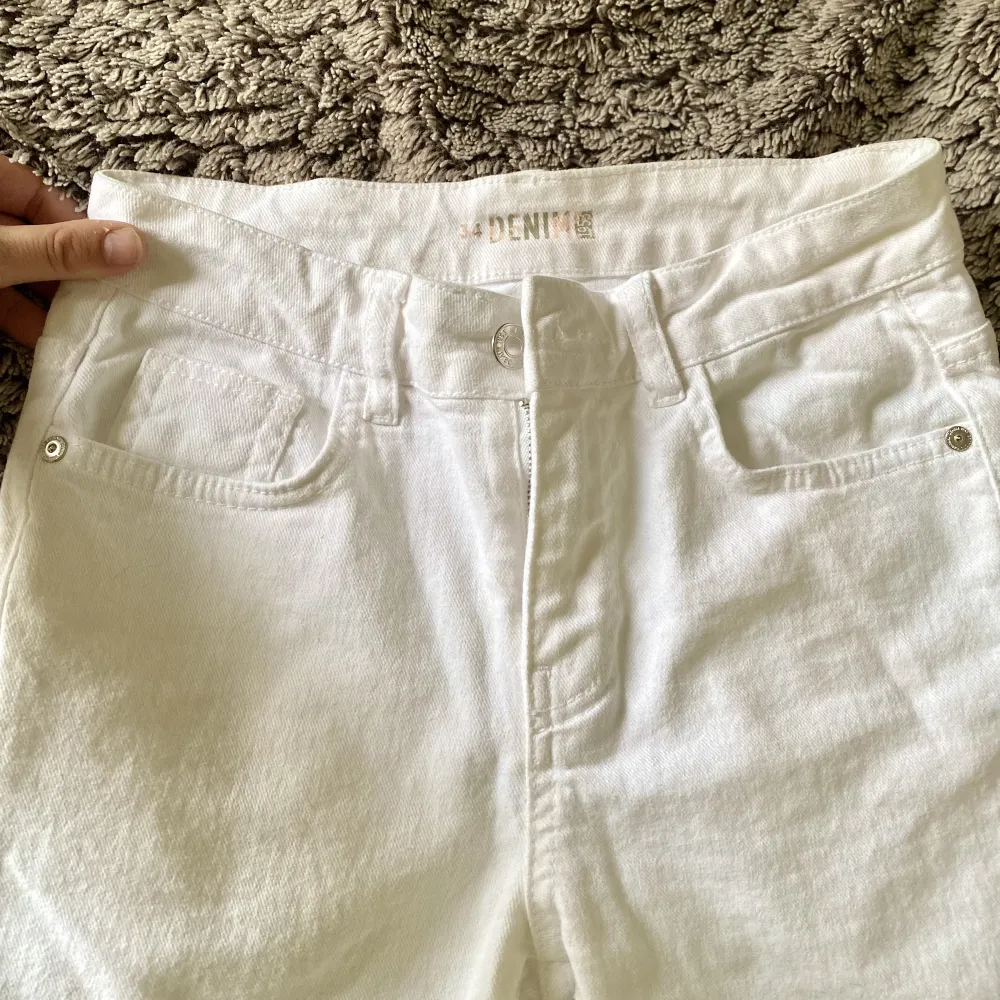 Aldrig använda, snygga straight leg vita jeans med fransar längst ner🤍. Jeans & Byxor.